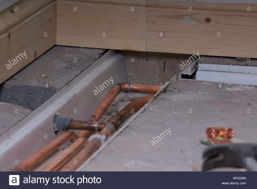 Can you lay copper pipes in concrete?