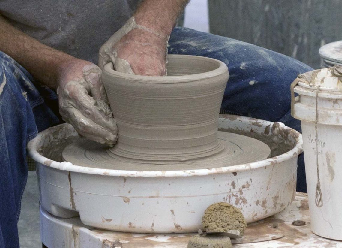 can-you-make-pottery-without-a-wheel
