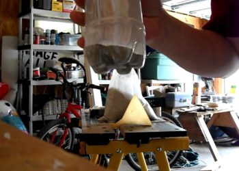 How do you make a diatomaceous earth duster?