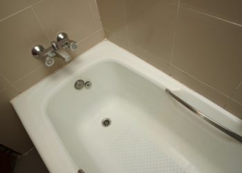 Can you put a freestanding bathtub in an alcove?