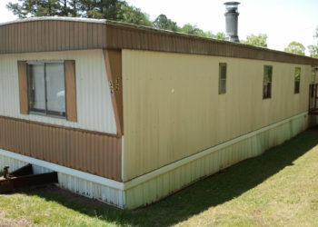 Does Lowe's sell mobile home doors?