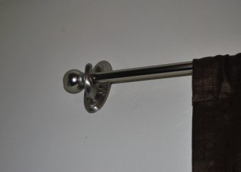 Can command strips hold up a curtain rod?