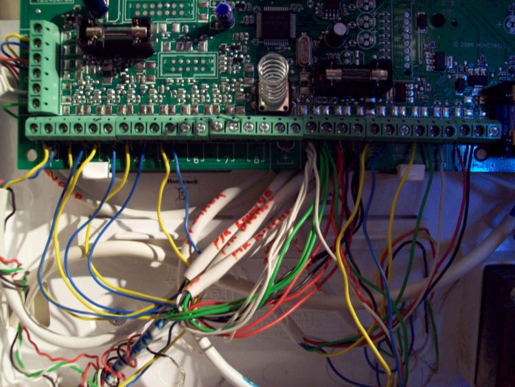 How do you wire an alarm tamper circuit?