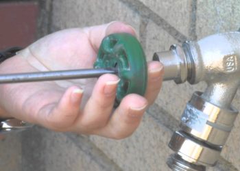 How do you fix a leaking Mansfield outdoor faucet?
