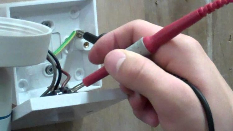 How do I test a socket with a multimeter?