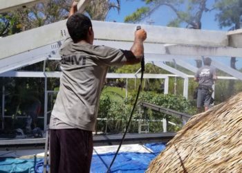 How do you remove oxidation from aluminum pool cage?