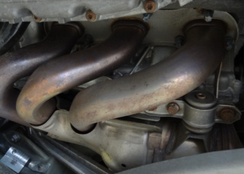 How do you fix a leaking exhaust manifold?