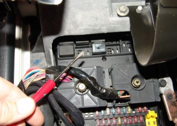 2006 jeep grand cherokee turn signal relay location