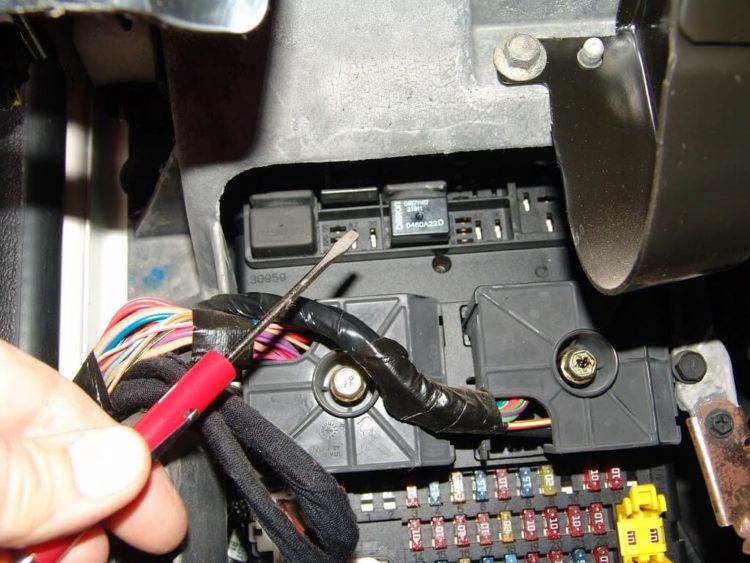 2006 jeep grand cherokee turn signal relay location