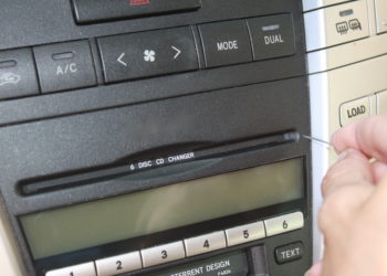 How do you unjam a 6 disc changer?