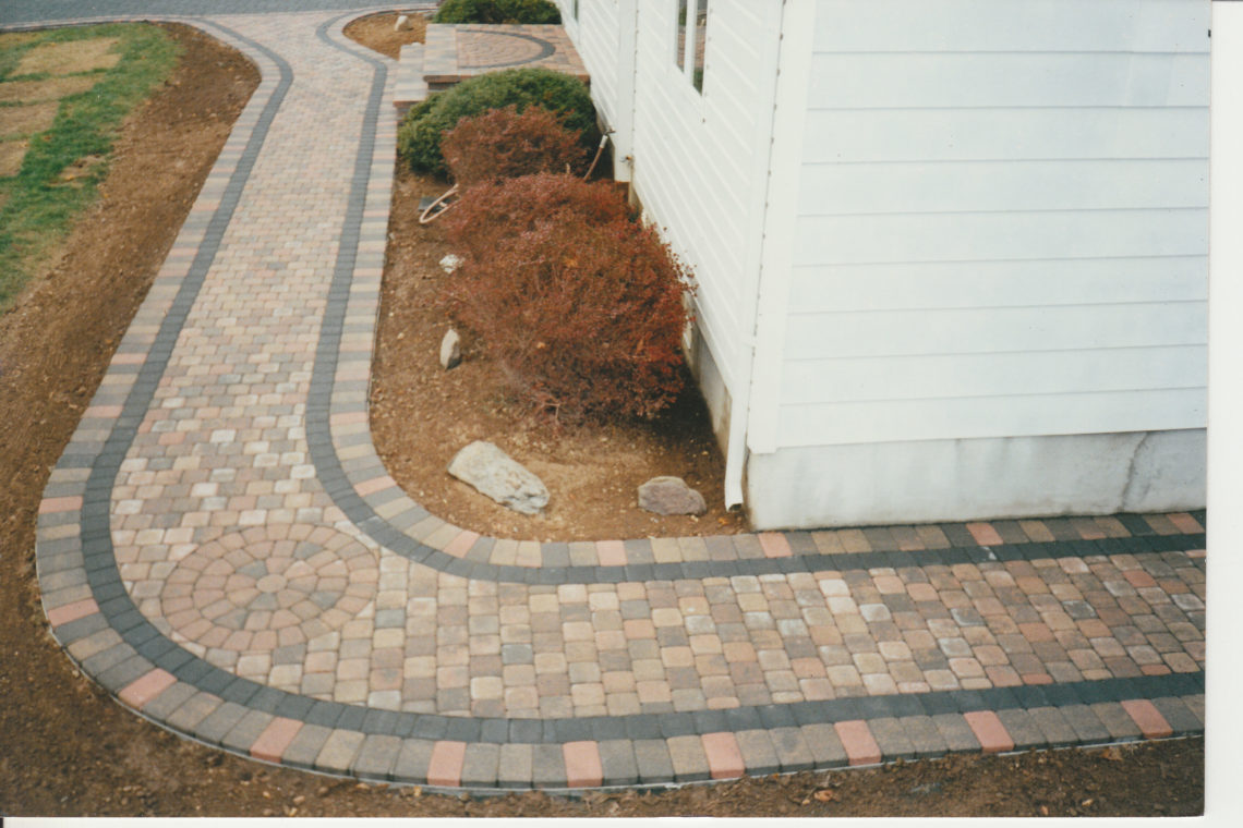 How do you install curved paver edging?