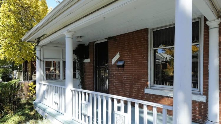 Are porch posts load bearing?