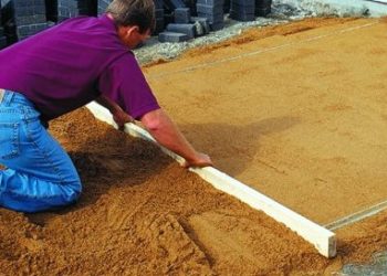how to level patio pavers