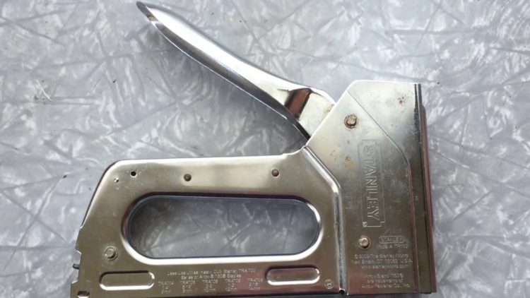 How do you load staples in a Craftright staple gun?