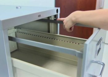 How does the locking mechanism on a filing cabinet work?