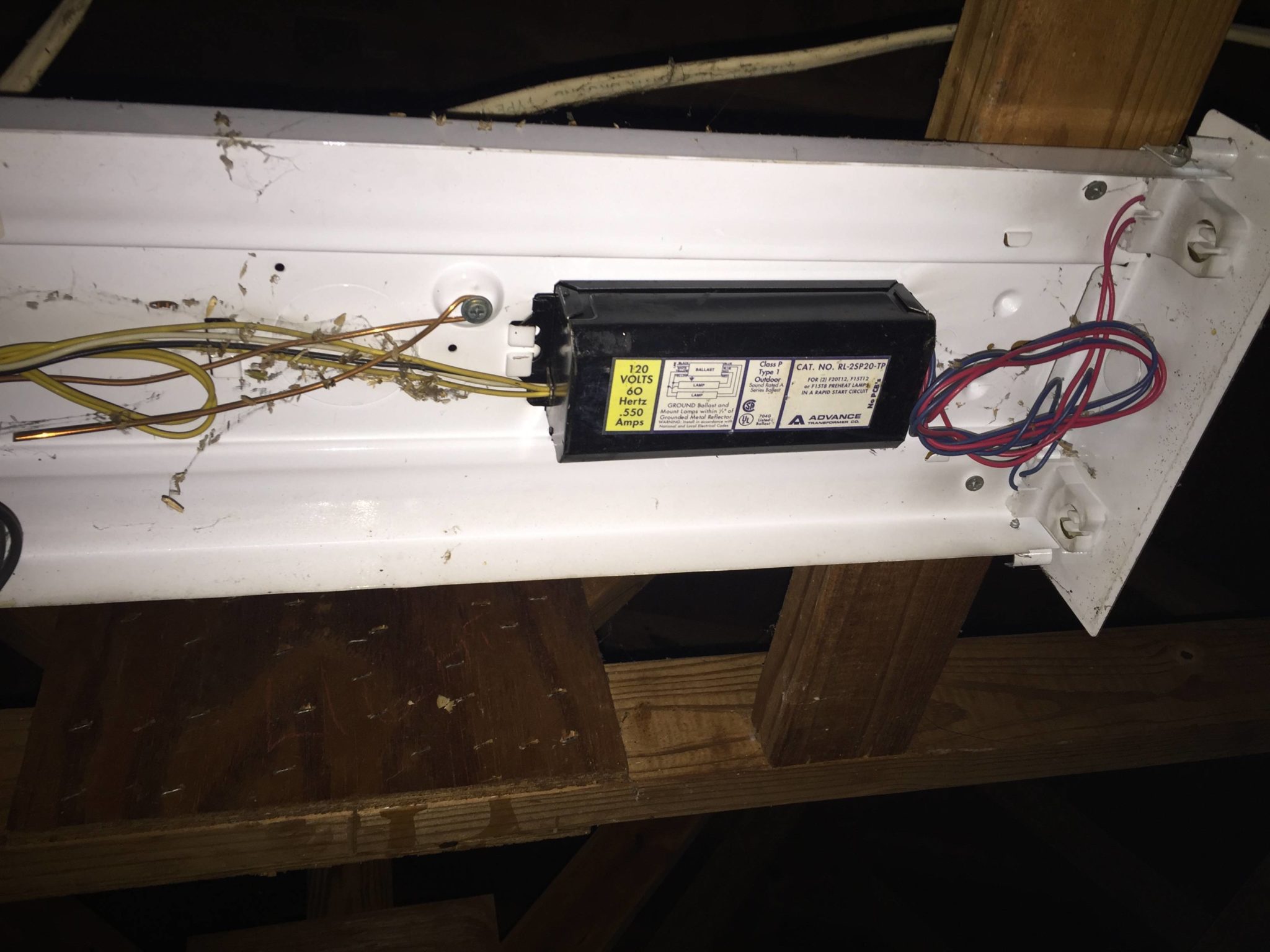 How do you wire a fluorescent light plug?