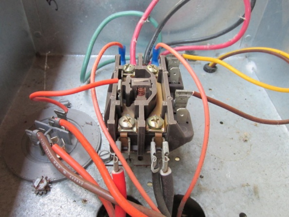 How does an AC contactor work?