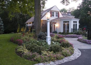 How tall should a residential lamp post be?