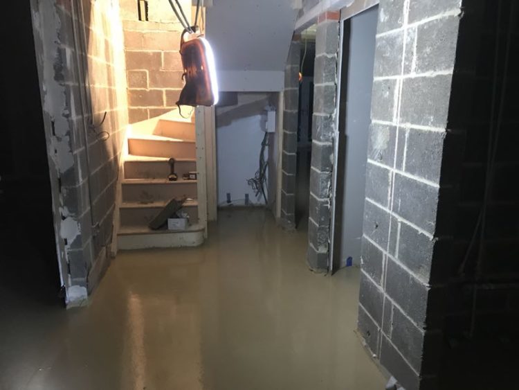 how long does screed take to dry before carpet