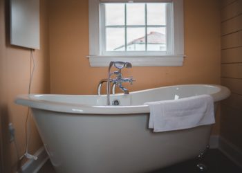 Does reglazing a bathtub last?