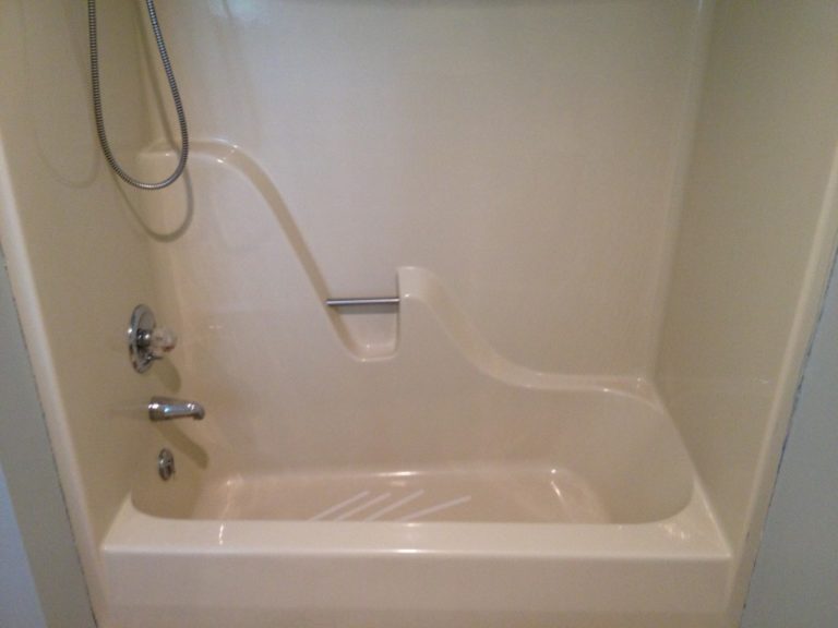 How much does it cost to refinish a fiberglass bathtub?