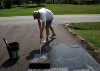 how many gallons of driveway sealer do i need