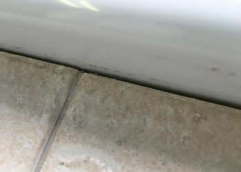 Should you caulk between tub and floor?