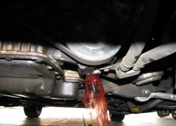 Does power steering fluid leak when car is off?