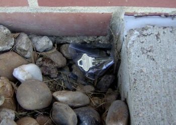 where to hide house key outside