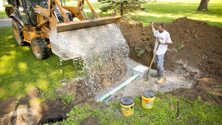 Should a septic tank lid be sealed?