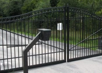 What size should a gate post be?