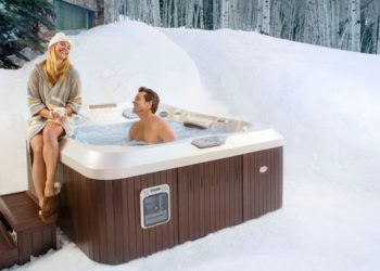 How do I control the temperature on my hot tub?
