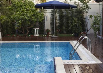 Which is cheaper to maintain saltwater or chlorine pool?