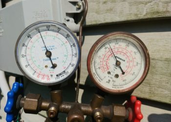 What should the high and low side pressures be for r22?