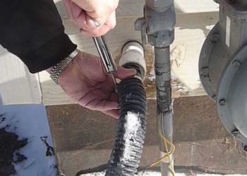 stop sump pump hose freezing