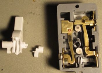inside a 3 way light switch