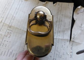What is a mechanical door bell?