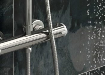 what is a thermostatic shower valve