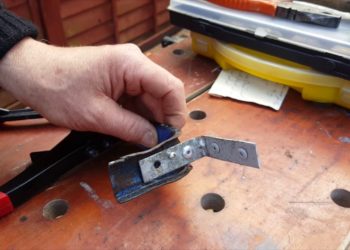 How does a pneumatic pop rivet gun work?