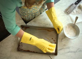 how do you clean aluminum pans