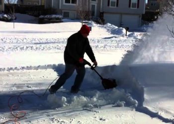 power shovel vs snow blower