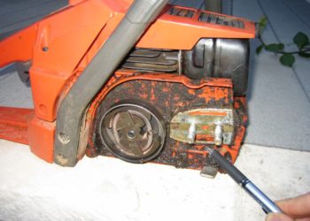 Why is my chainsaw leaking bar oil?