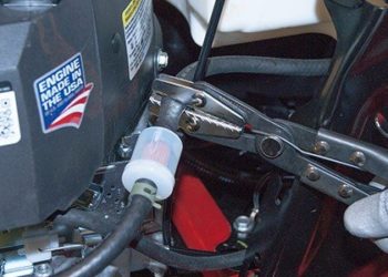 Should a lawn mower fuel filter be full?
