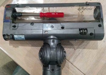 How do I fix my Dyson head not spinning?