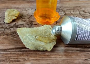 What kind of glue works on rocks?