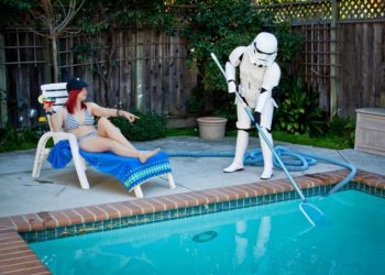 how to clean a vinyl swimming pool